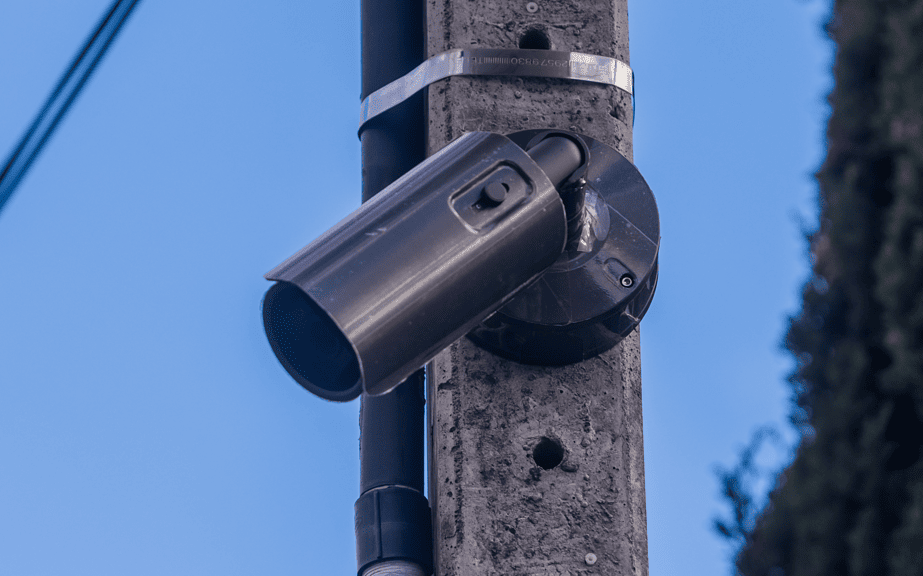 Câmeras de CFTV com IA e Metadados - Câmera Hanwha PNO-A9081R com IA on edge, geração de metadados e integração com VMS, em demonstração no showroom da A3A Engenharia