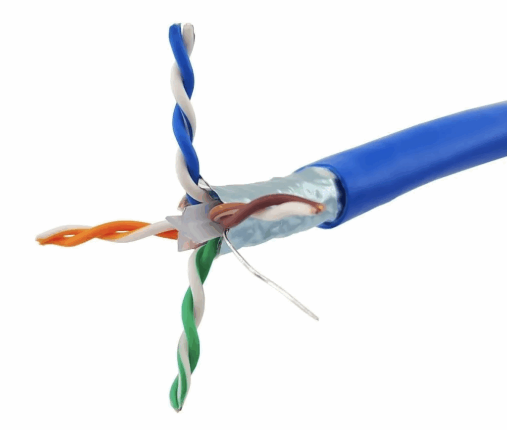 Cabo CAT6 x Cabo CAT6A - imagem DE um cabo CAT6A aberto para mostrar a blindagem