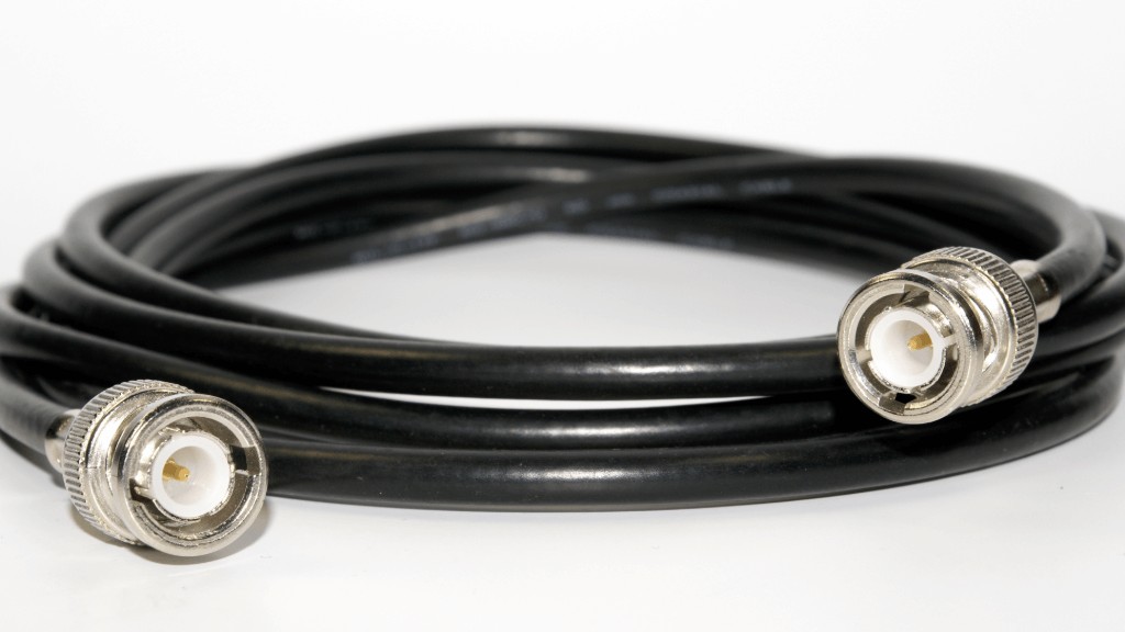 Cabo coaxial ThinNet (10BASE2) com conectores BNC, usado em redes Ethernet antigas para conexões de curta distância.