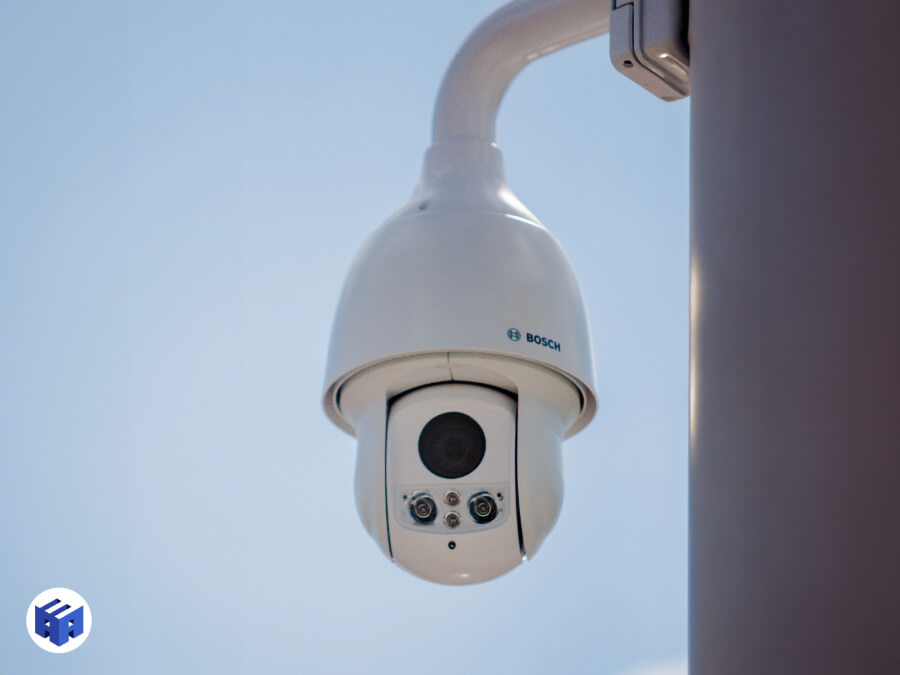Câmera Speed Dome Bosch instalada em um poste para monitoramento externo. O modelo apresenta um design robusto, com capacidade de rotação (PTZ – Pan, Tilt, Zoom) para vigilância em larga escala. A lente central é acompanhada por sensores e iluminação infravermelha para captura em baixa luminosidade. Estruturada para segurança perimetral, vigilância urbana e controle de acesso, essa câmera é ideal para projetos de CFTV de alta performance.
