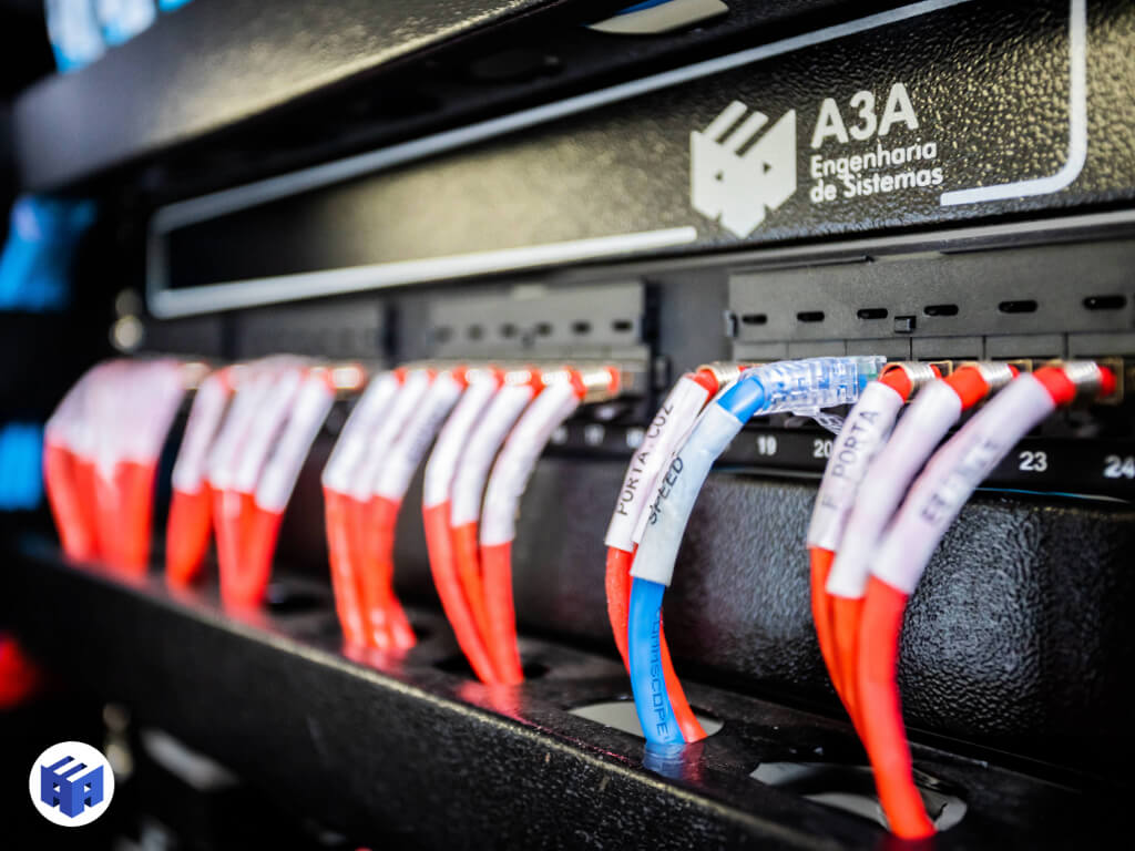 Instalação de cabeamento estruturado - Rack de cabeamento estruturado profissional com patch panel, cabos identificados individualmente e padrão de organização da A3A Engenharia de Sistemas.